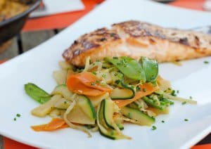 Filets d'églefin et des petits légumes